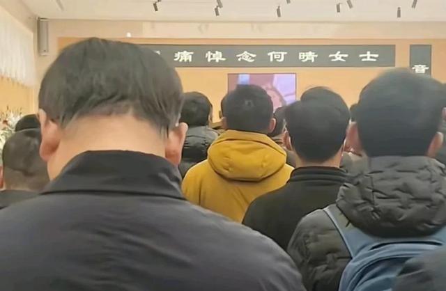 何晴葬礼现场，24岁儿子手捧骨灰和遗像，前夫许亚军缺席