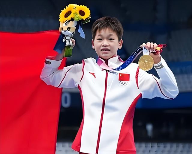 全红婵归队了！她变化真大，身材高挑颜值抢眼，留了长发气场强大