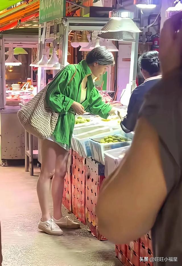 吴越云南逛菜市场被偶遇，穿绿上衣配网兜包，53岁仍少女感满满