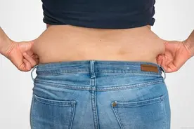 腰腹两侧赘肉多？只做仰卧起坐可不行，6个动作甩掉水桶腰！图片