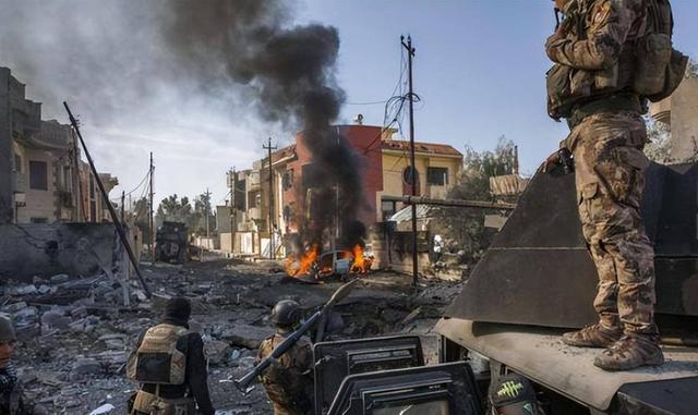 特朗普已连炸7国，美防长逼中国往后退	，102架次美军机分批进南海