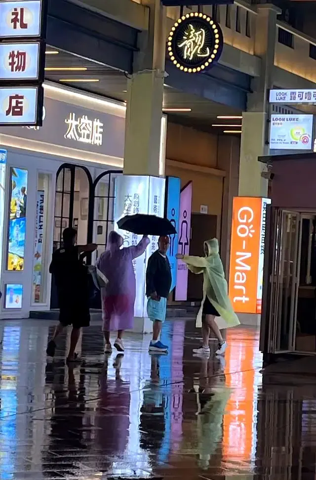 68岁赵本山现身三亚引热议：年龄真的能定义生活？