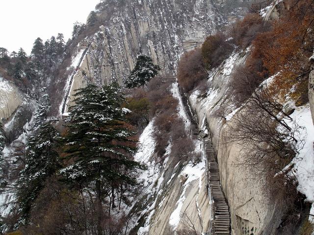 悬崖上的奇迹：揭秘华山长空栈道修建的绝技与百年坚守传奇故事