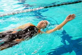 广州62岁女子一个月内持续游泳，坚持100天后，身体变化令人羡慕图片