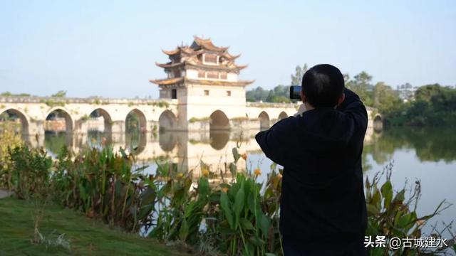 “中国作家驻村计划”启幕！著名作家陈应松深入建水，探寻千年古城的文化密码
