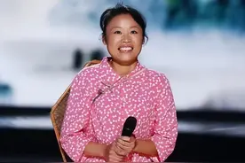 草帽姐：百万捐款终究抵过谎言无数，40岁抱孙子直播全家其乐融融图片