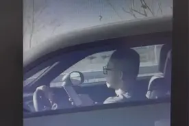 开车看手机被粉丝抓拍，千万粉丝汽车博主被传唤！曾因非法赛车被拘留图片