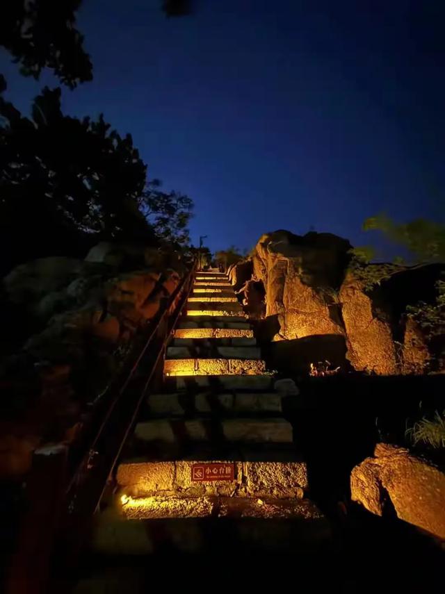 开辟夜登孔望山 带动夜间经济