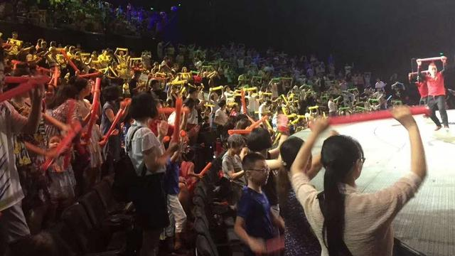 女歌手遭座椅架挤压身亡，抢救10小时无效，同类悲剧已发生多次！