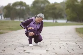 老年人蹲下难站起也难？不用愁，我有两招助您蹲站轻松自如！图片