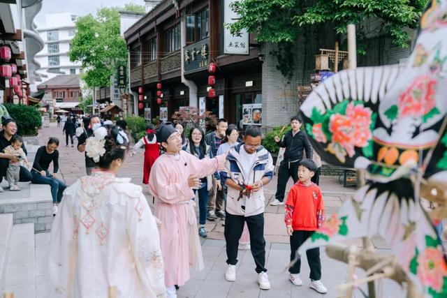 齐云逍遥街开街在即！门票及逍遥券（代金券）将同步解锁！| 皖美秋日丨有一种团圆在徽州