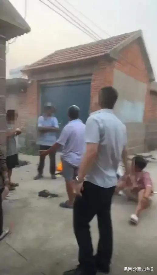 男子疑因前妻订婚，上门当着11岁儿子的面将其杀害，死者弟弟：孩子有强烈自责情绪不愿说话，检方已提起公诉