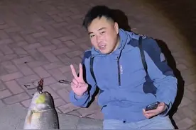 男子钓到半人高的鱼，寒风中绕城5小时炫耀！网友评论亮了图片