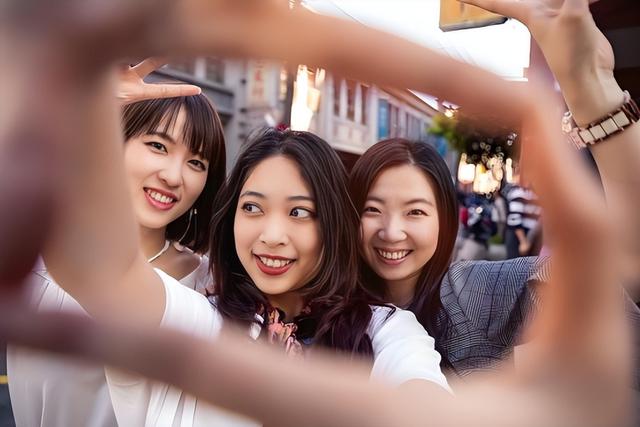 2026国家经济风向变了，从砸钱投楼到投人，要让年轻人真有钱！