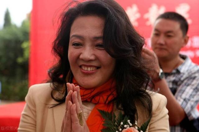 身价过百亿，坐拥北京一条街，出门私人飞机，京圈富婆都有谁？