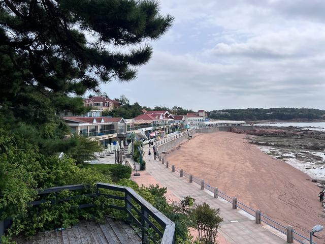 毗邻八大关，无敌海景、欧式建筑、葱郁柏树，这里一处宝藏景区。