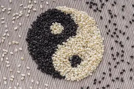 黑芝麻与白芝麻，究竟谁更胜一筹？熟芝麻与生芝麻又该如何抉择？图片