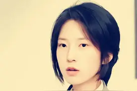 姜萍决赛夺冠，手捏蛤蟆照走红，网友戏称“冠军风采，轻松掌控”图片