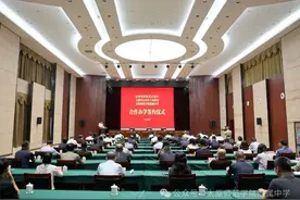 太原师范学院附属中学与山西转型综改示范区、太原市小店区人民政府签署合作办学协议图片