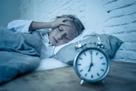 要想晚上睡得好，枕头边上放三宝，脾胃边睡边养好图片