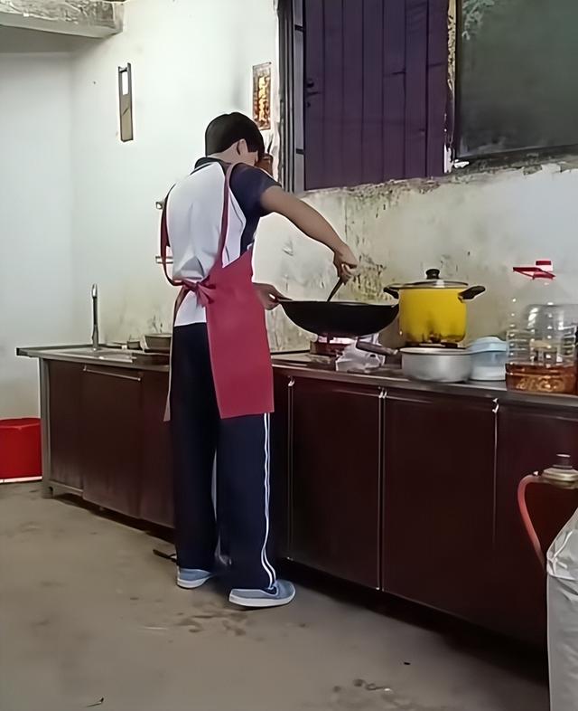 广西体育生宁宇华离世！年仅17岁，长相帅气，死因惋惜母亲太绝望