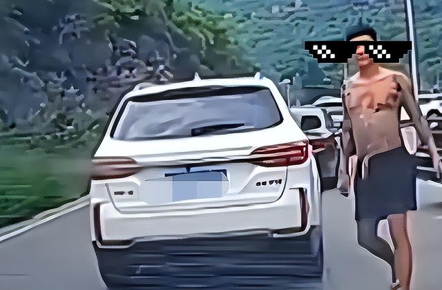 无牌奥迪加塞恐吓女子后续！纹身男身份被扒，难怪嚣张，恐被拘留