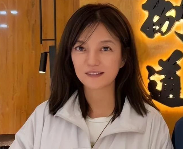 面相变了！49岁赵薇近况曝光，封杀4年 婚也离了	，如今变成了这样