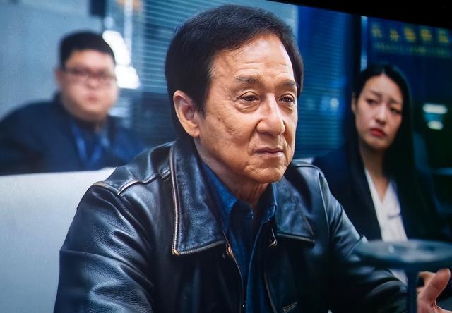 儿子无用、女儿流浪，71岁的成龙，终是为自己的年少轻狂付出代价