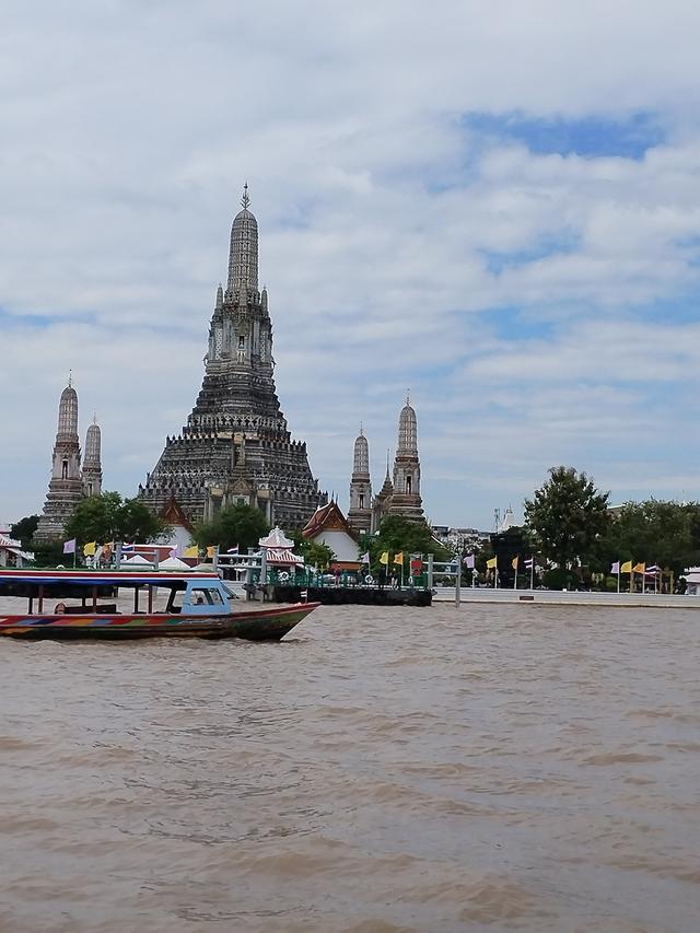 湄南河上，半船烟火半船风