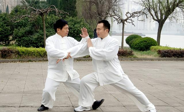 练太极发劲软趴趴？“沉着松静 + 专注一方”8 字诀，练出透骨劲