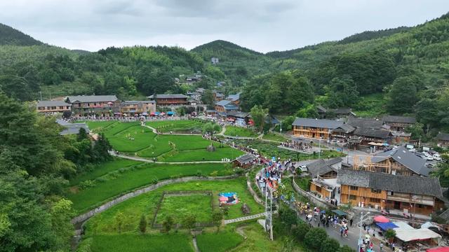 湖南海拔1300米的高山中藏着一个神秘村子，风景不输江西篁岭