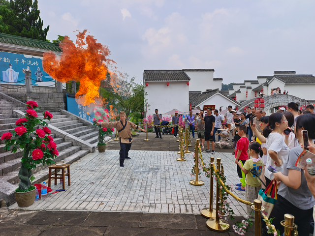 南海影视城国庆变身“戏梦狂欢节”，巨型盲盒剧场体验奇妙之旅