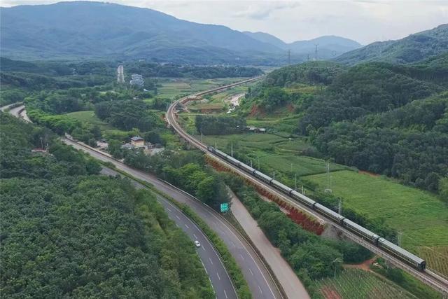 坐绿皮火车游云南！慢享滇境人文烟火，这才是旅行该有的样子