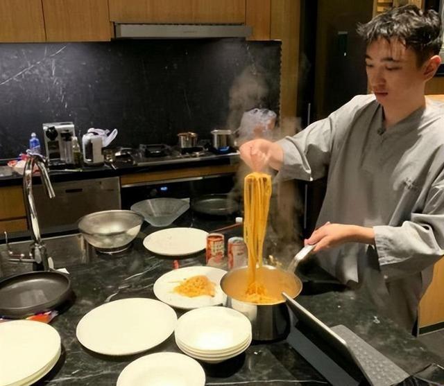 顶不住了？70岁王健林再迎噩耗，网友：王思聪担心的事还是发生了