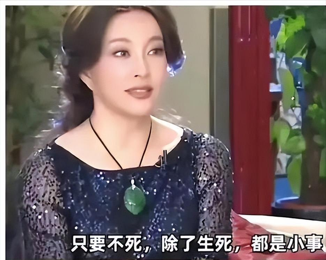 钱再多有什么用？刘晓庆意外摔倒、反应迟缓，令人担心的事发生了