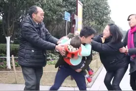 遭遇人贩子抢孩子，妈妈一句“我认识你”，围观众人马上报警图片