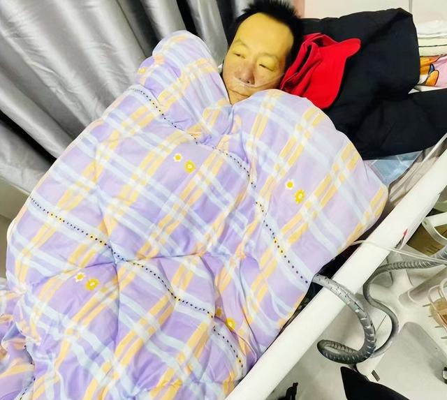 摇滚歌手应鹏去世，年仅43岁，离异无房无车，长期放纵喝酒导致