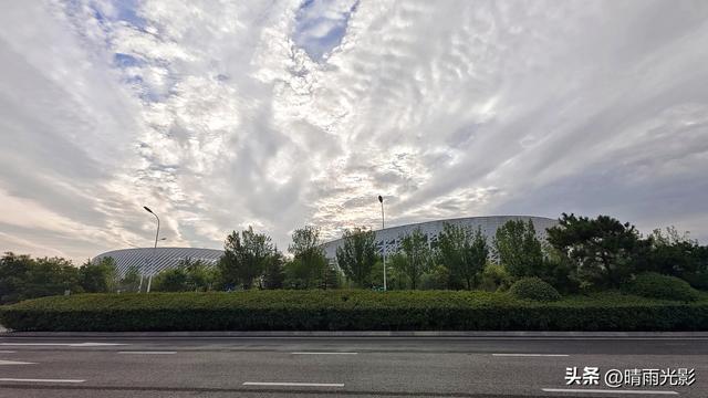 青·红·黄三色岛传奇，青岛为什么不是绿的、紫的，而是集齐彩虹
