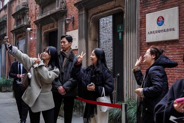 吃完了酒席	，李在明启程离京，临走前终于对华改口，一个时代告终