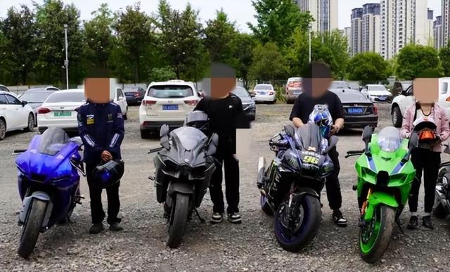 重庆摩托飙车2人死亡，现场惨烈，女子挂护栏上，目击者曝全过程