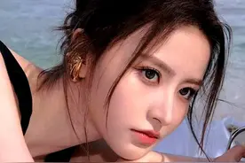 金子涵：V胸短裙海边性感写真，长腿雪白身姿婀娜，眼神摄人心魄图片