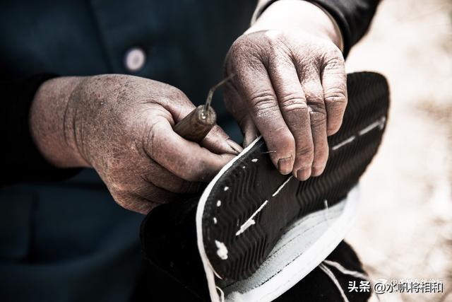 七八十年代之前，每到冬天，老家农村家家户户都要忙着糊“袼子”