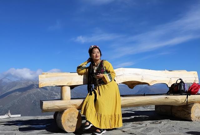 登上新疆云霄峰，一览四国景！