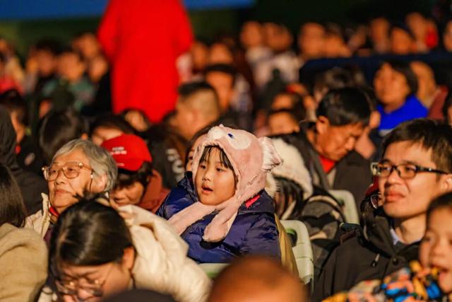 演出散场后，我在印象大红袍被“正式收编”为一匹马，真实写照，过于好笑！