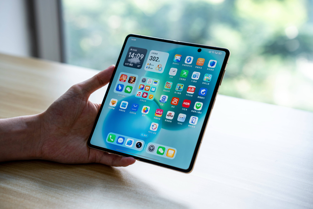 iPhone17排长队卖爆！苹果“加量不加价”，国产AI手机慌了？