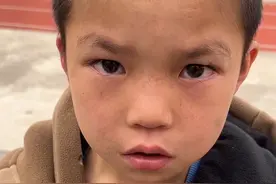 笑麻了，小孩子抓蛇并拔掉牙齿，这可真是个狠人啊，评论区炸锅了图片