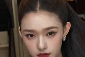 林允穿白色吊带性感纯欲锁骨放圣女果身材吸睛图片