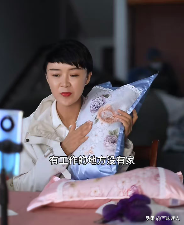 47岁贺娇龙去世！同学曝抢救过程，网友提醒成真	，此前疑早有征兆