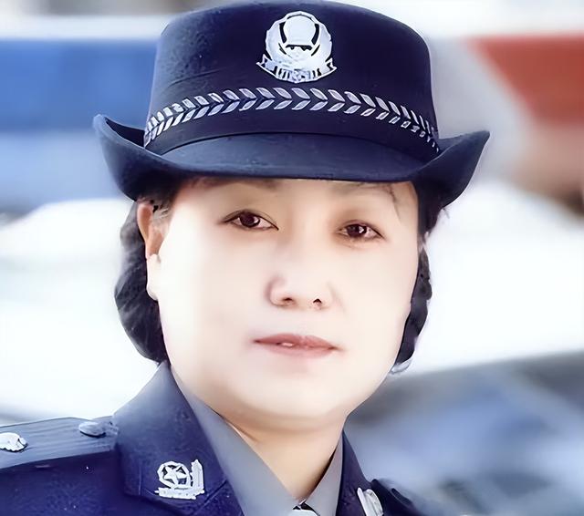 女包公任长霞：扫黑3年04年意外殉职，却在司机身上搜出60万支票