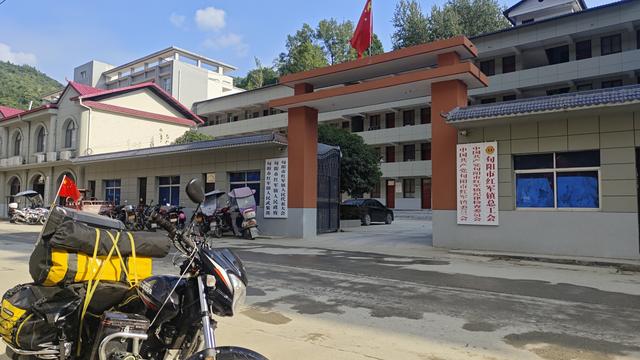 赏秋秦岭，摩旅商洛（03）打卡全国唯一“红军镇”，进入湖北境内